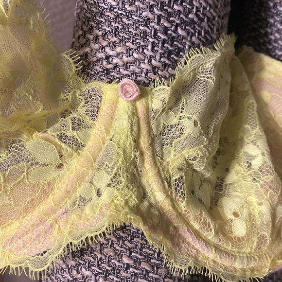 Victoria’s Secret very sexy lace bra 34DD - Picture 8 of 9